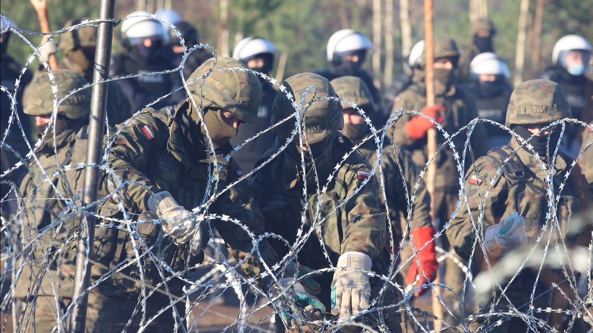 Skupina migrantů prorazila do Polska, vrhané kameny zranily policistu